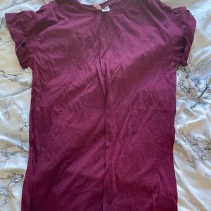 burgundy tshirt
